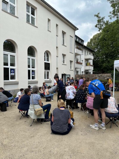 Die Teilnehmer bei der Eröffnung im Atelierhaus Darmstadt